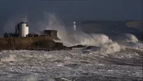 Tres muertos y miles sin electricidad por tormenta en Irlanda. Video: AFP