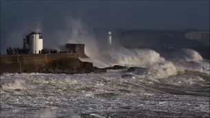 Tres muertos y miles sin electricidad por tormenta en Irlanda. Video: AFP