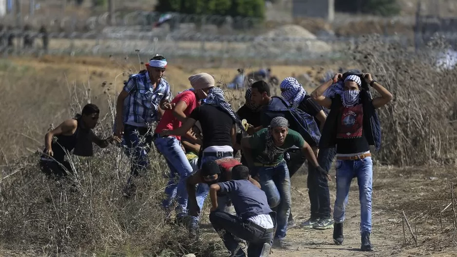 Manifestantes palestinos chocan por fuerzas israel&iacute;es. (V&iacute;a: AFP)