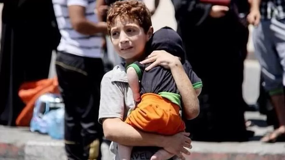 Ni&ntilde;o palestino cargando a su hermano menor. El resto de su familia fue asesinada por ataques israel&iacute;es en Gaza. (Foto:@huwaidaarraf)