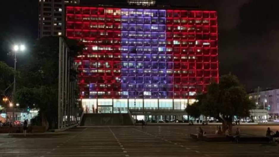 Israel: los colores de Per&uacute; iluminaron edificio de la municipalidad de Tel Aviv. Foto: Andina