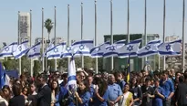 Israelíes se alinean frente al féretro del expresidente de Israel, Shimon Peres fuera de la palza Knesset, en el Parlamento israelí. (Vía: AFP)