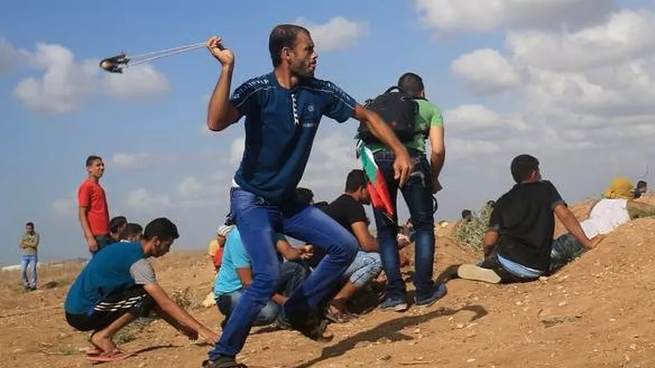 Palestinos defendi&eacute;ndose de las tropas israel&iacute;es. (V&iacute;a: Twitter)