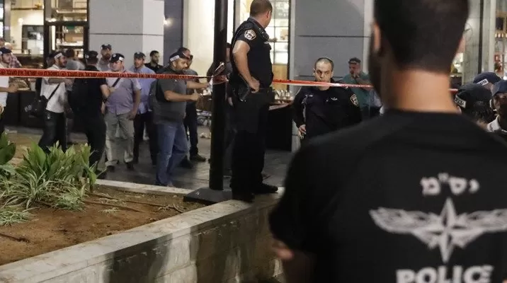 Fuerzas de seguridad de Israel se reúnen en el centro comercial tras ataque. (Vía: AFP) Fuerzas de seguridad de Israel se reúnen en el centro comercial tras ataque. (Vía: AFP)