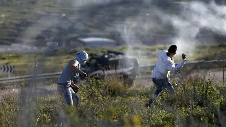 Manifestantes palestinos les tiran piedras a los soldados israelíes. (Vía: AFP)