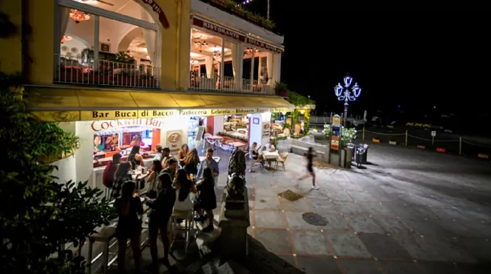 Italia cierra restaurantes y bares a medianoche, y prohíbe fiestas privadas por la COVID-19. Foto: AFP referencial Italia cierra restaurantes y bares a medianoche, y prohíbe fiestas privadas por la COVID-19. Foto: AFP referencial