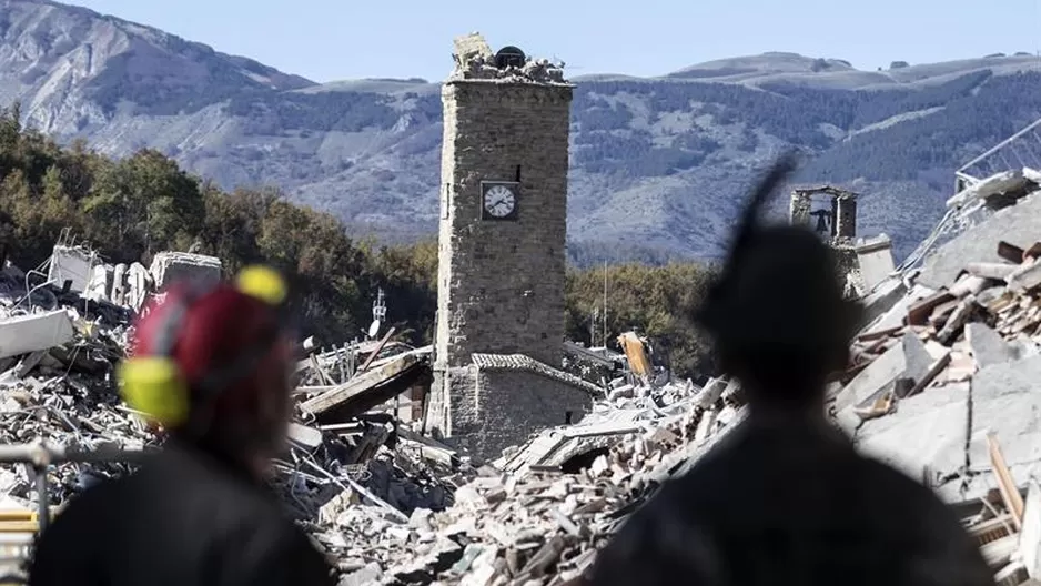 La televisión italiana mostró imágenes de habitantes congregados en una de las plazas / Foto: EFE