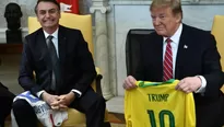 Bolsonaro salud&oacute; a Trump y ambos se dirigieron al Despacho Oval, en donde mantienen una reuni&oacute;n bilateral que estar&aacute; seguida por una conferencia de prensa conjunta. Foto: AFP