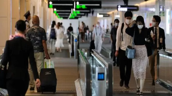 Japón detecta varios casos de la nueva variante del coronavirus en pasajeros llegados desde el Reino Unido. Foto: AFP Japón detecta varios casos de la nueva variante del coronavirus en pasajeros llegados desde el Reino Unido. Foto: AFP