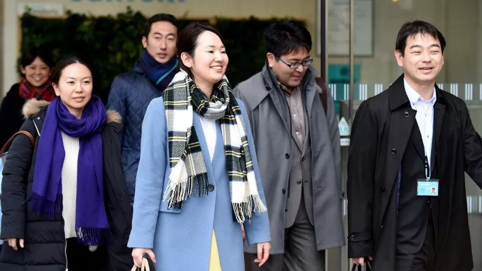 Empleados de una empresa en Japón dejando la oficina. (Vía: AFP)