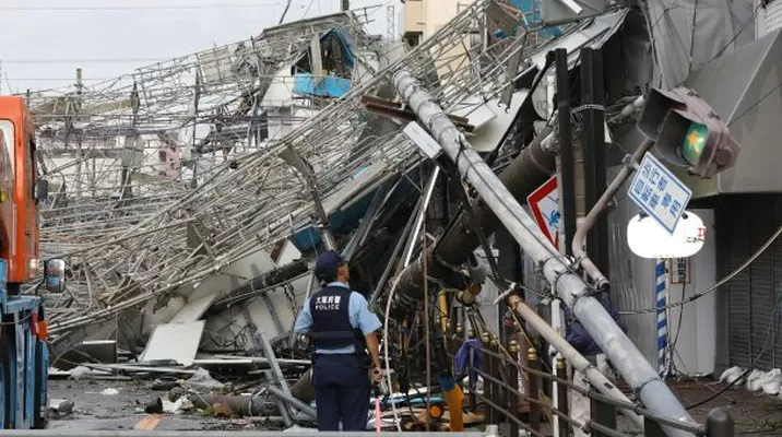Las fuertes ráfagas también arrancaron fragmentos de techos y de fachadas de numerosos edificios en ciudades como Kioto u Osaka. (Foto: AFP) Las fuertes ráfagas también arrancaron fragmentos de techos y de fachadas de numerosos edificios en ciudades como Kioto u Osaka. (Foto: AFP)