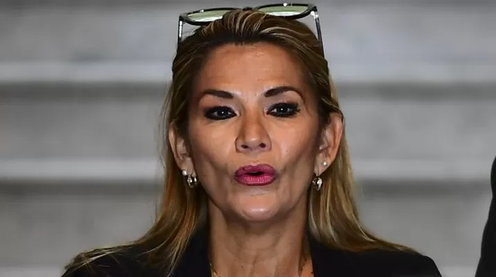 Jeanine Áñez, quien asumió la Presidencia interina de Bolivia, dijo que Evo Morales "se fue porque no se atrevía" a responderle al país. Foto: AFP Jeanine Áñez, quien asumió la Presidencia interina de Bolivia, dijo que Evo Morales "se fue porque no se atrevía" a responderle al país. Foto: AFP