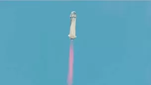 Jeff Bezos alcanza el espacio y finaliza con éxito el vuelo con tripulantes de la nave de Blue Origin. Foto: Captura