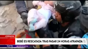 Las imágenes muestran el momento exacto cuando los efectivos sacan a la bebé del pequeño agujero.  