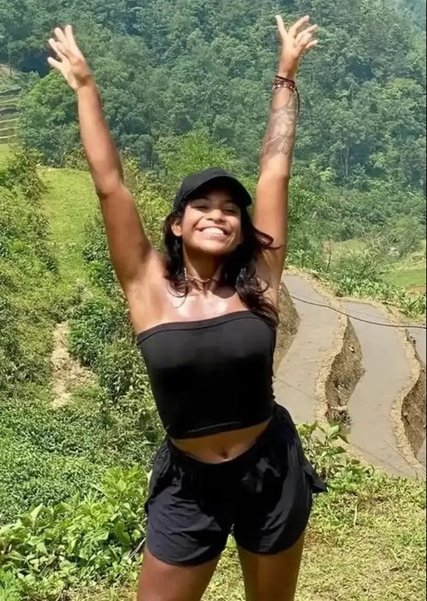 Juliana Marins, una joven turista brasileña de 26 años, cayó dentro de un volcán activo en Indonesia / X