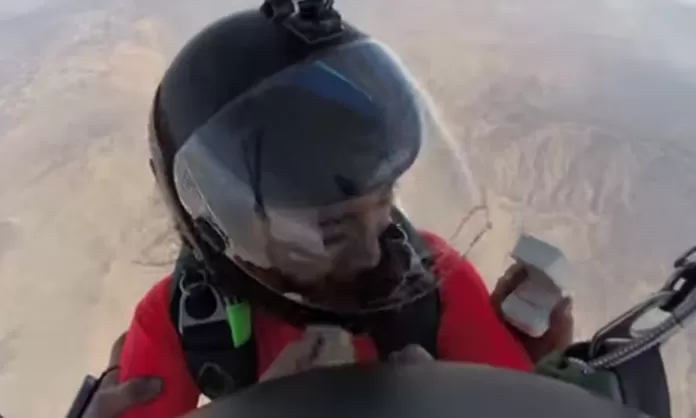 Joven le pide matrimonio a su novia en el aire y se le cae el anillo
