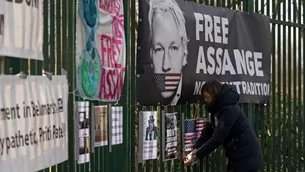 Julian Assange es acusado de espionaje informático. Foto: EFE