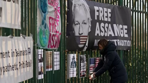 Julian Assange es acusado de espionaje informático. Foto: EFE