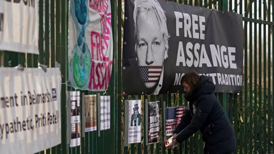 Julian Assange es acusado de espionaje informático. Foto: EFE