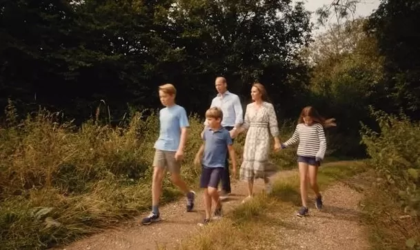 En el video, aparece toda la familia real / Captura