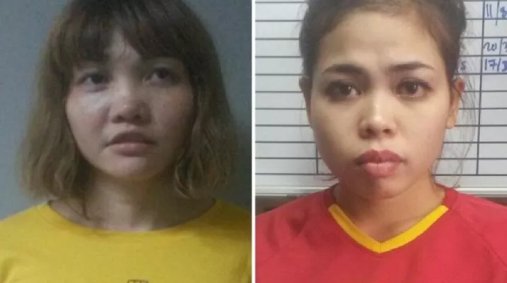 En las imágenes de videovigilancia filtradas a la prensa se ve a dos mujeres acercarse por la espalda a Kim Jong-nam y a una de ellas lanzarle algo a la cara. En las imágenes de videovigilancia filtradas a la prensa se ve a dos mujeres acercarse por la espalda a Kim Jong-nam y a una de ellas lanzarle algo a la cara.