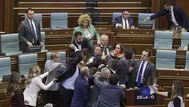 Kosovo: Diputados se agarraron a puñetes y empujones en el Parlamento