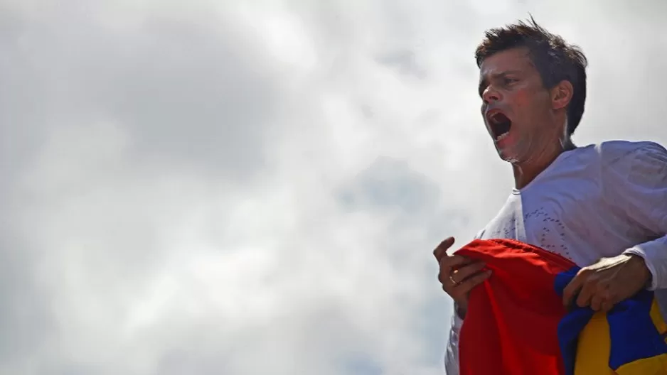 Leopoldo L&oacute;pez con la bandera de Venezuela. (V&iacute;a: AFP)