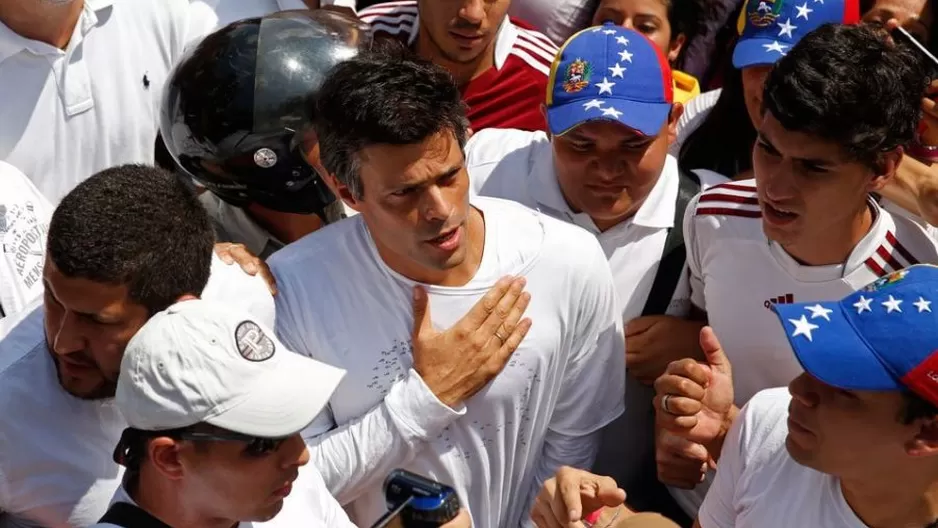 Leopoldo López junto a simpatizantes (Vía: Twitter)