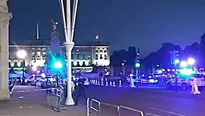 Hombre atacó a dos policías en Londres. Foto: AFP/Twitter