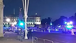 Hombre atacó a dos policías en Londres. Foto: AFP/Twitter