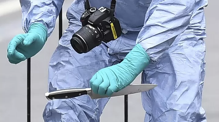 Policía recoge cuchillos cerca del Parlamento británico. Foto: AFP Policía recoge cuchillos cerca del Parlamento británico. Foto: AFP