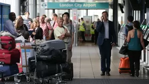 Personas en el London City Airport, en Londres. Foto: AFP/referencial