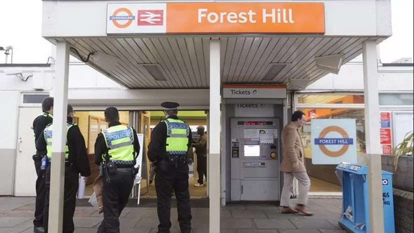 Londres: hombre acuchilla a otro en tren despotricando contra musulmanes