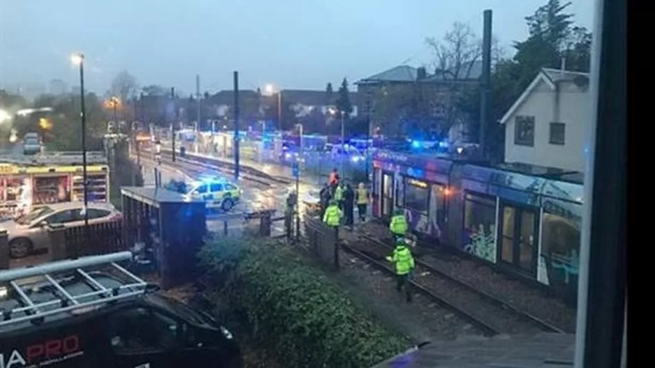 Un tranvía en un túnel de Croydon en el sur de Londres anunció la policía británica / Foto: EFE