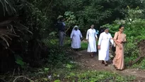 Fieles de la India caminan para atender a una misa de la Madre Teresa. (Vía: AFP)