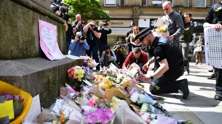 Con flores rinden tributo a las víctimas del atentado en Manchester. Foto: AFP Con flores rinden tributo a las víctimas del atentado en Manchester. Foto: AFP