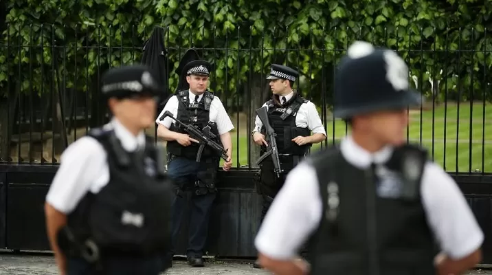 Policía armada reforzó seguridad alrededor del Parlamento británico. Foto: AFP Policía armada reforzó seguridad alrededor del Parlamento británico. Foto: AFP
