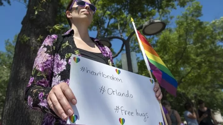 Ciudadanos se solidarizan con víctimas de la masacre de Orlando. (Vía: AFP) Ciudadanos se solidarizan con víctimas de la masacre de Orlando. (Vía: AFP)
