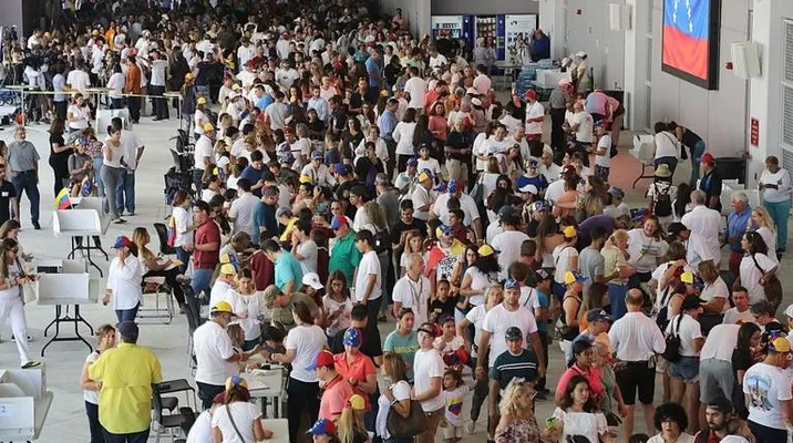 Venezolanos votan desde Miami en el plebiscito contra Maduro. Foto: miamiherald.com Venezolanos votan desde Miami en el plebiscito contra Maduro. Foto: miamiherald.com