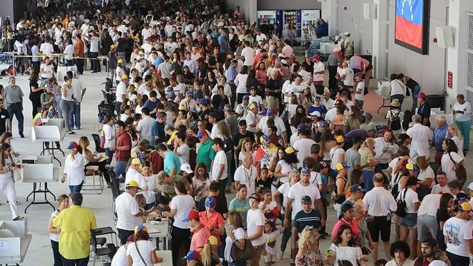 Venezolanos votan desde Miami en el plebiscito contra Maduro. Foto: miamiherald.com