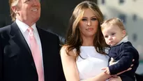 Donald Trump y su esposa Melania posan junto a su hijo Barron cuando tenía 10 meses (Vía: AFP)