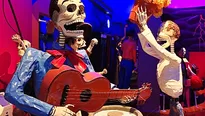 Los mexicanos se preparan para celebrar el D&iacute;a de Muertos. Video: AFP