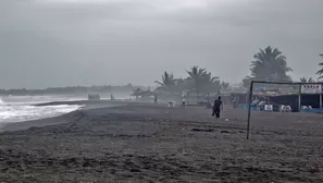 Un hombre camina en la playa de Boca de Pascuales, Colima, M&eacute;xico. (V&iacute;a: AFP)