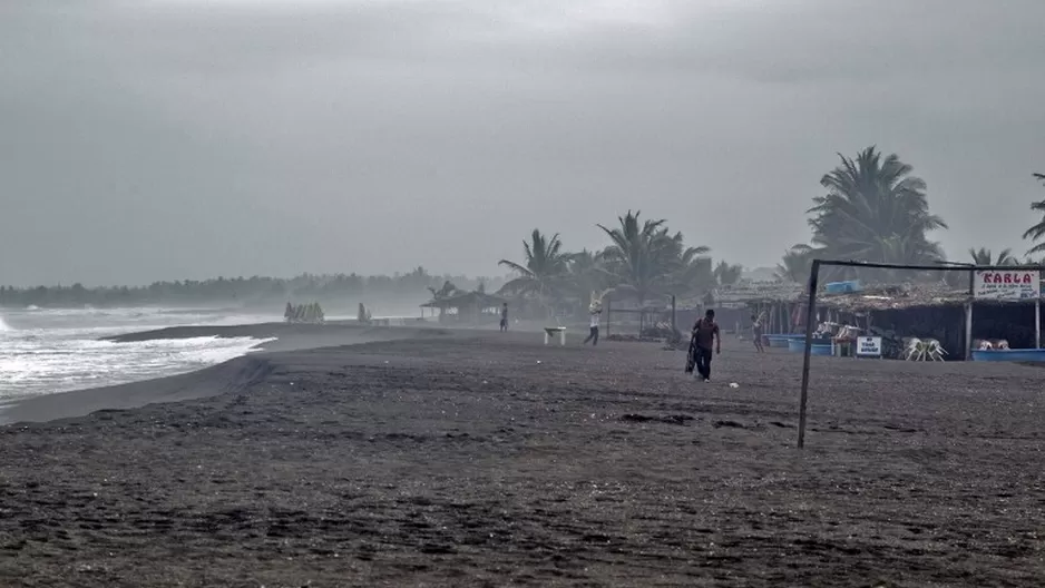 Un hombre camina en la playa de Boca de Pascuales, Colima, M&eacute;xico. (V&iacute;a: AFP)