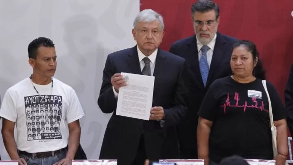 El presidente de M&eacute;xico, Andr&eacute;s Manuel L&oacute;pez Obrador (AMLO) firm&oacute; un decreto para crear la Comisi&oacute;n de la Verdad que investigue la desaparici&oacute;n de los 43 estudiantes de la Escuela de Ayotzinapa. (Foto: AFP)