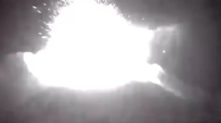 La explosión vino acompañada de una columna de gases y ceniza de 1,2 kilómetros de altura. Foto: SkyAlert La explosión vino acompañada de una columna de gases y ceniza de 1,2 kilómetros de altura. Foto: SkyAlert
