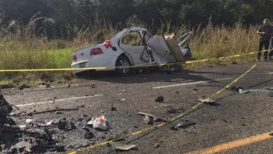 México: Choque de un auto y una camioneta de transporte turístico deja 11 muertos. Foto: EFE