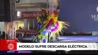 México: Modelo sufre descarga eléctrica en pleno desfile