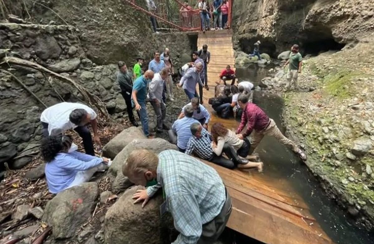 México: El preciso momento del colapso de un puente en Cuernavaca