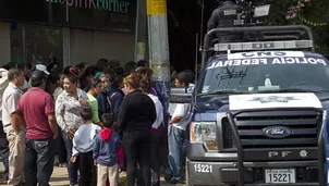  Personal de la Policía del Distrito Federal de México se paran en las afueras del albergue "La Gran Familia" donde una redada policial rescató a 596 personas, entre ellos 462 menores de edad. (Foto: AFP)